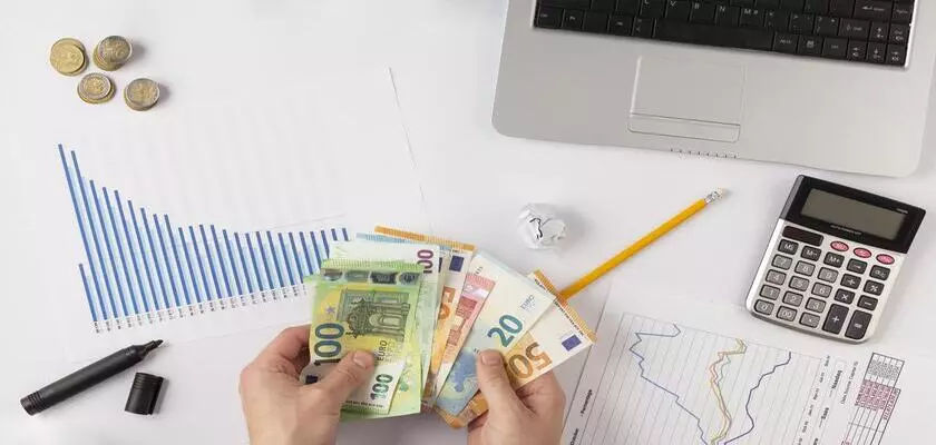 Как курсы валют реагируют на праздники