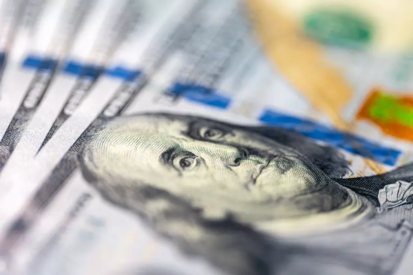 Коли вигідніше купувати валюту